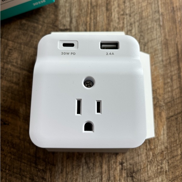 USB-C PD Surge Protector 3-Outlet Wall Tap - Picture 4 of 8